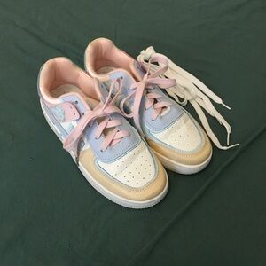 Pastel multicolored sneakers with extra laces